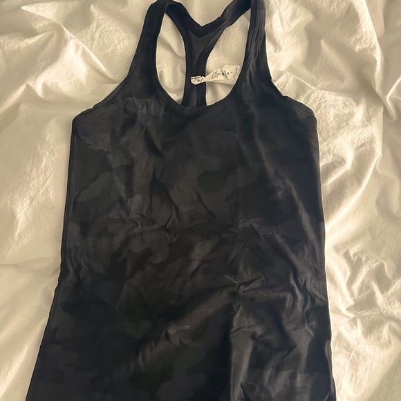Camisole lululemon camo. Neuves .Tissu respirant et confortable. Moulant - Picture 2 of 6